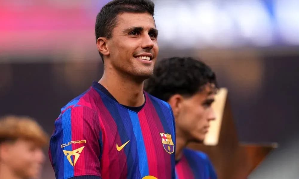 Jugador de Barcelona posando con trofeo