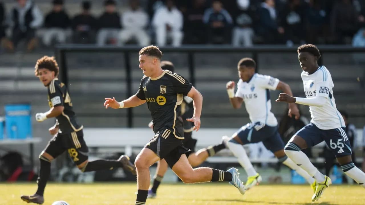 Jugador de Los Angeles FC II corriendo con el balón