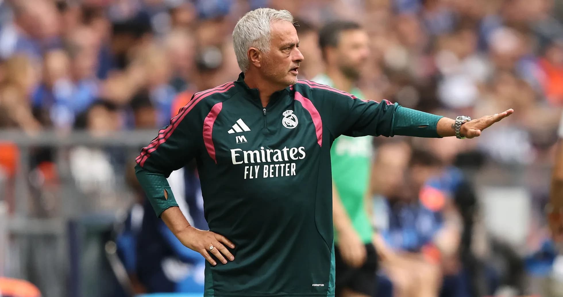 Entrenador dirigiendo a su equipo en el campo
