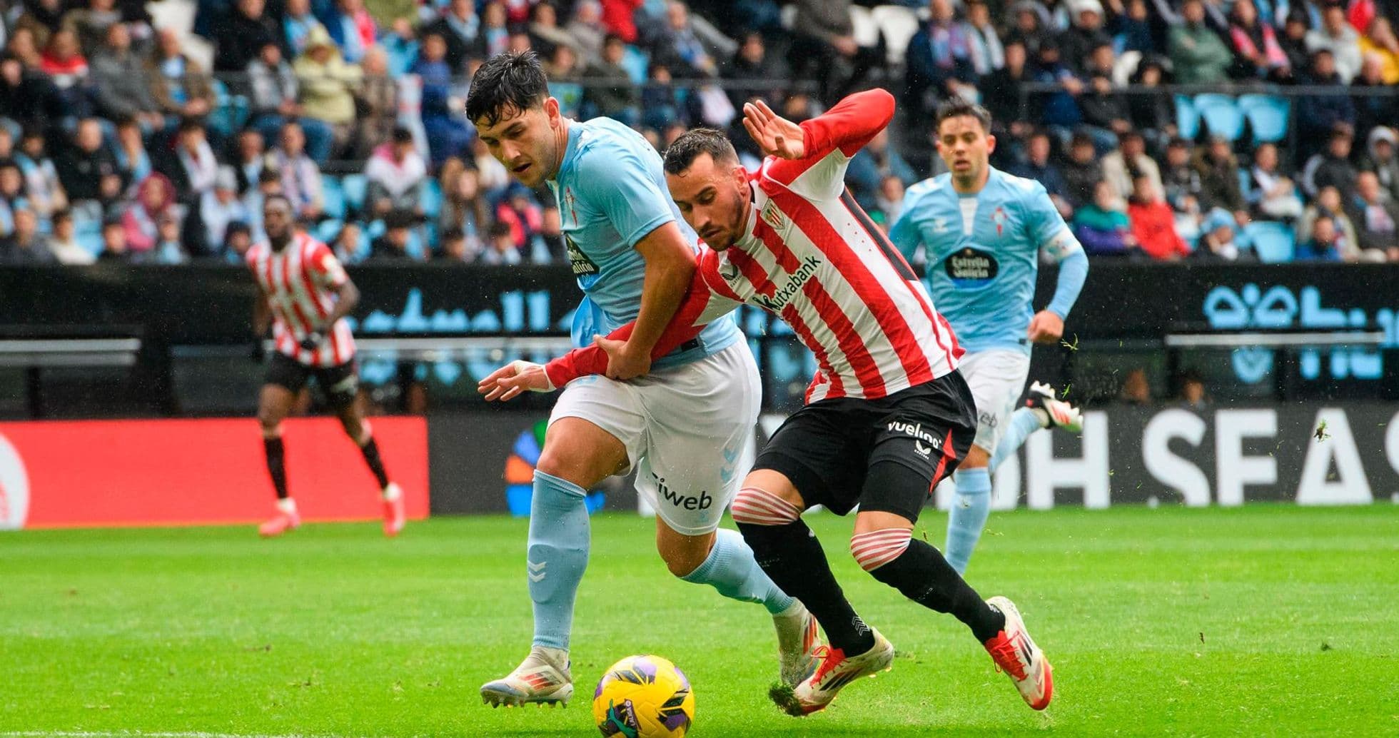 Jugadores compitiendo por el balón en el partido