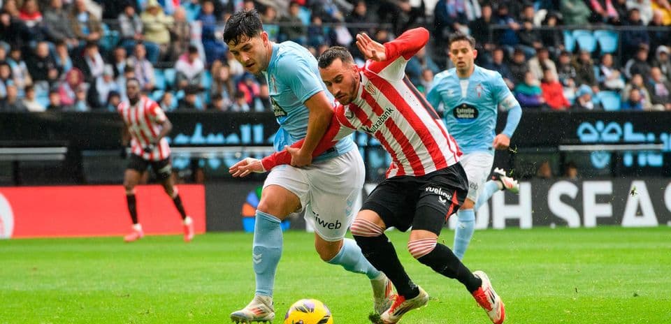 Jugadores compitiendo por el balón en el partido