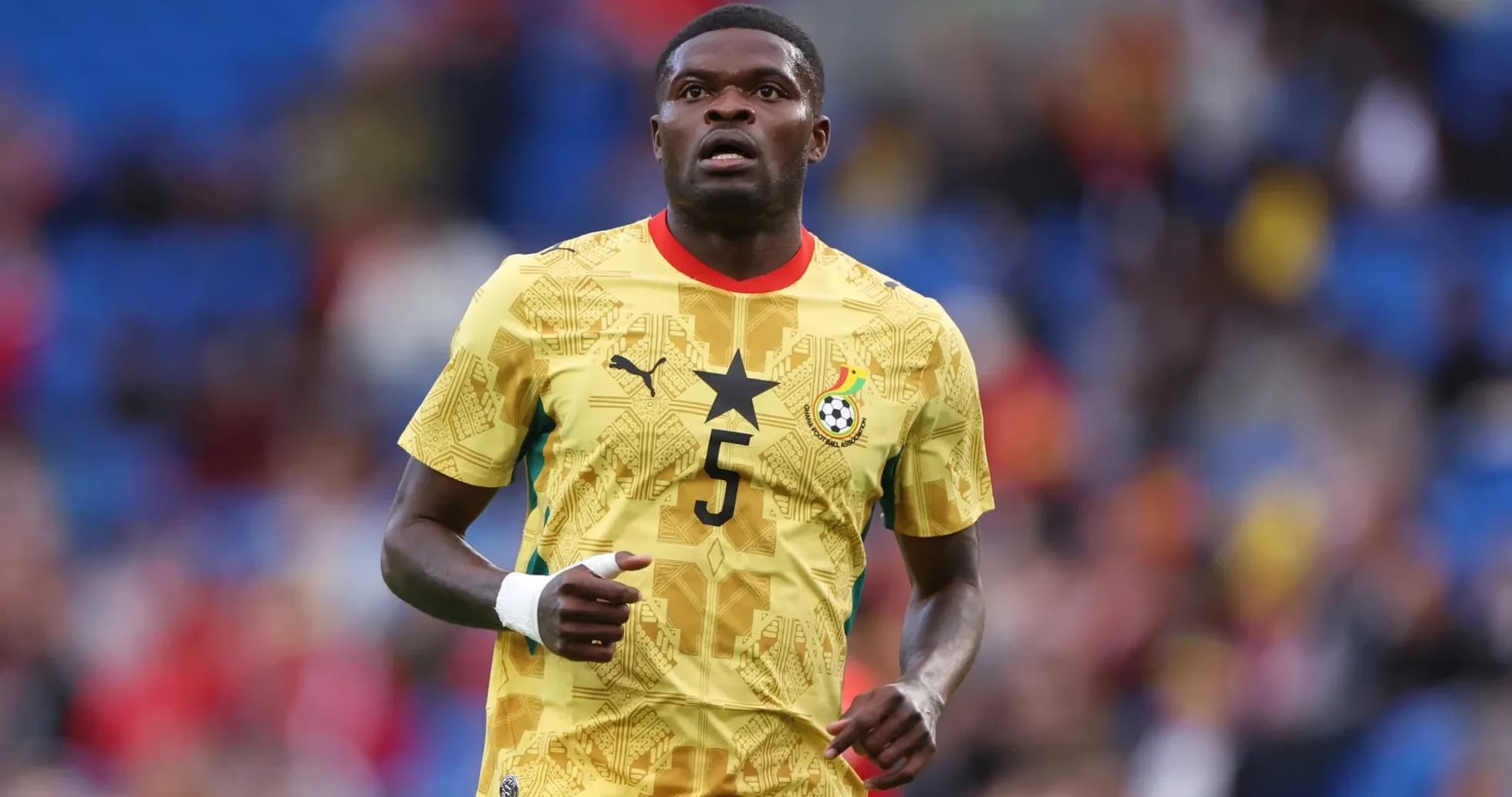 Jugador de Ghana en camiseta amarilla durante partido