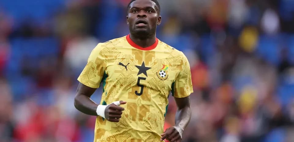 Jugador de Ghana en camiseta amarilla durante partido