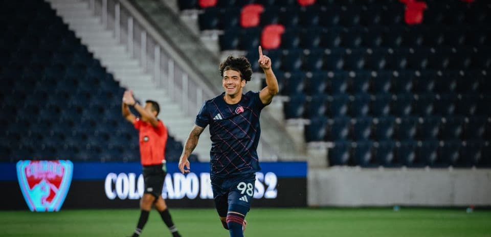 Jugador del Colorado Rapids II celebra un gol