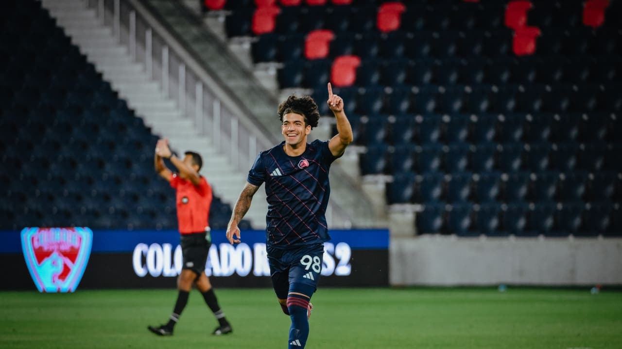 Jugador del Colorado Rapids II celebra un gol