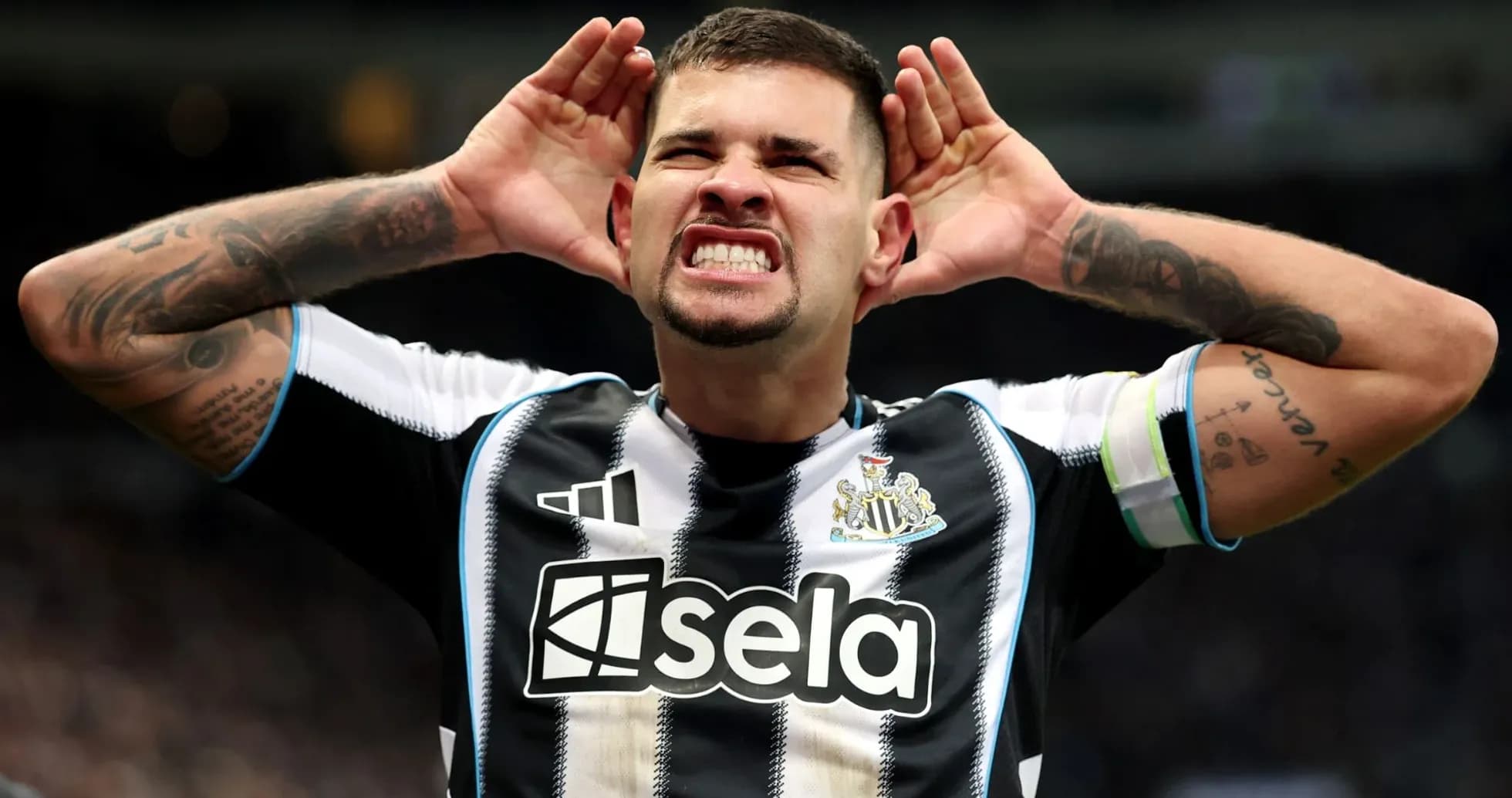 Jugador de Newcastle haciendo gestos en el campo