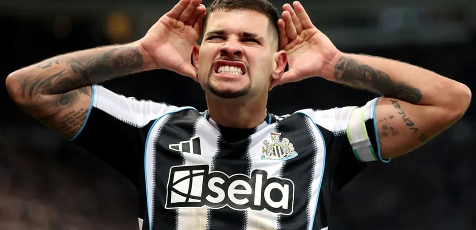 Jugador de Newcastle haciendo gestos en el campo