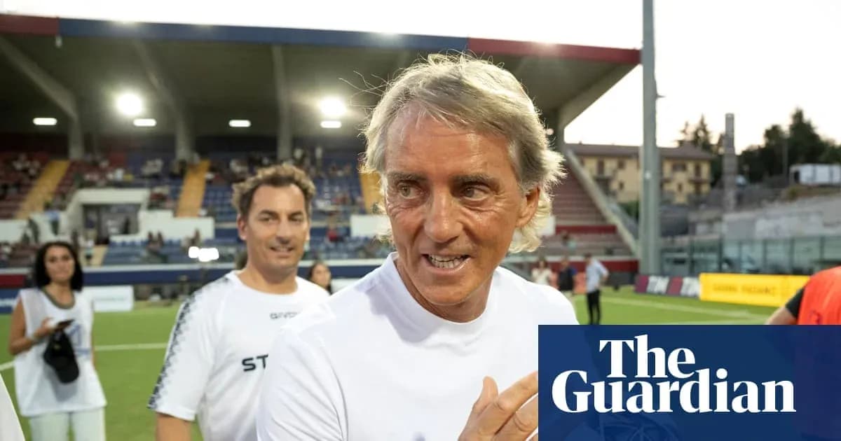 Entrenador sonriente en el campo de fútbol