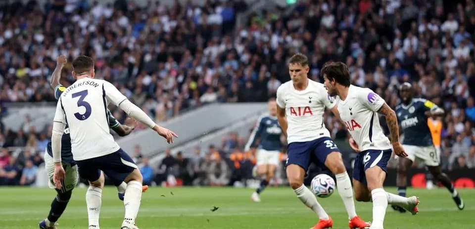 Jugadores de Tottenham en acción durante el partido