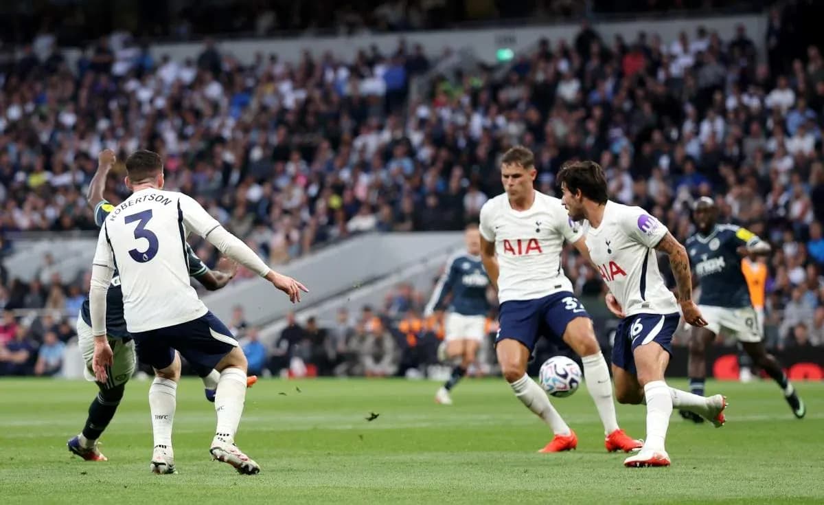 Jugadores de Tottenham en acción durante el partido
