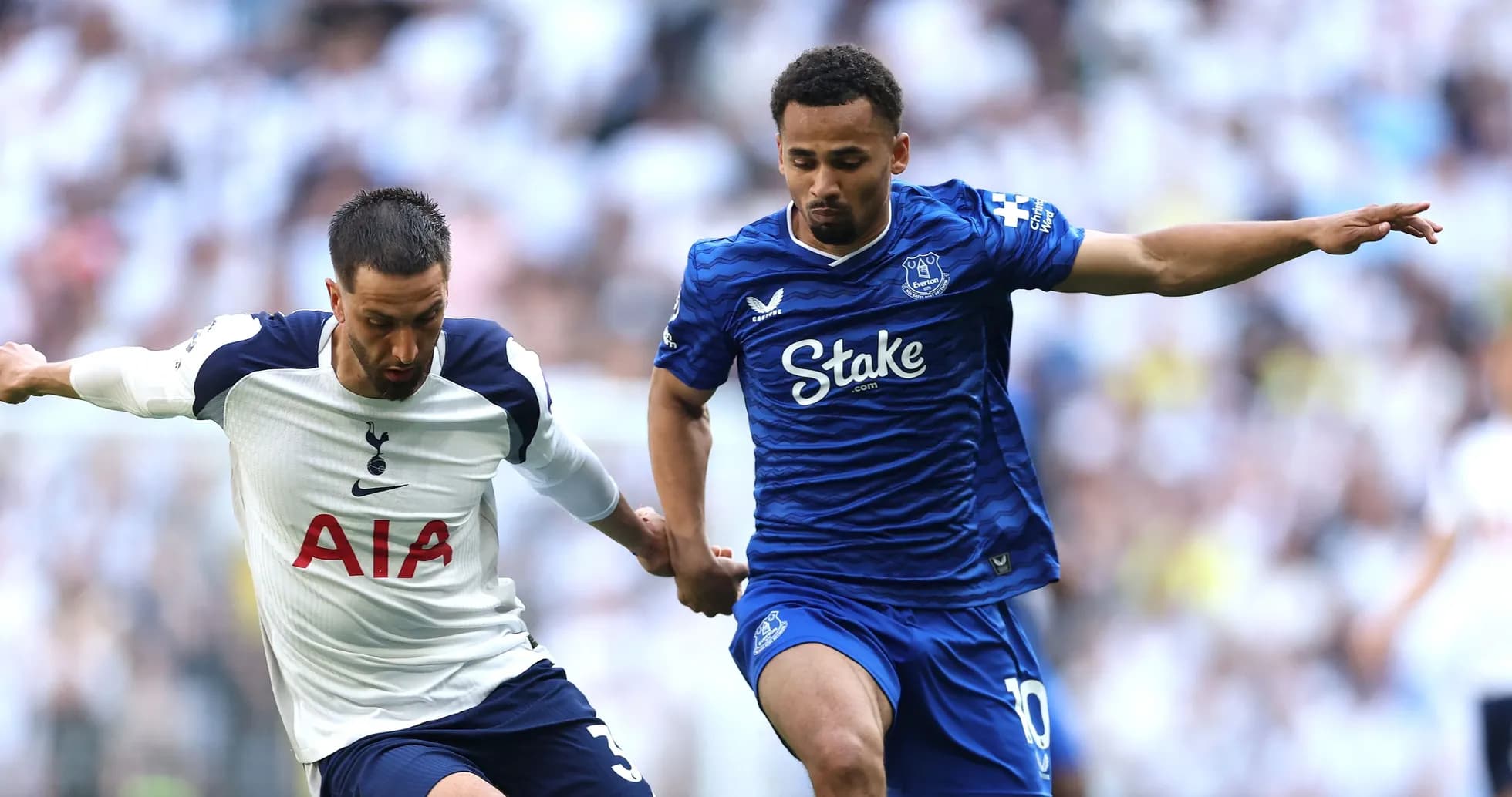 Jugadores de Tottenham y Everton compitiendo por el balón