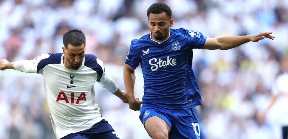 Jugadores de Tottenham y Everton compitiendo por el balón