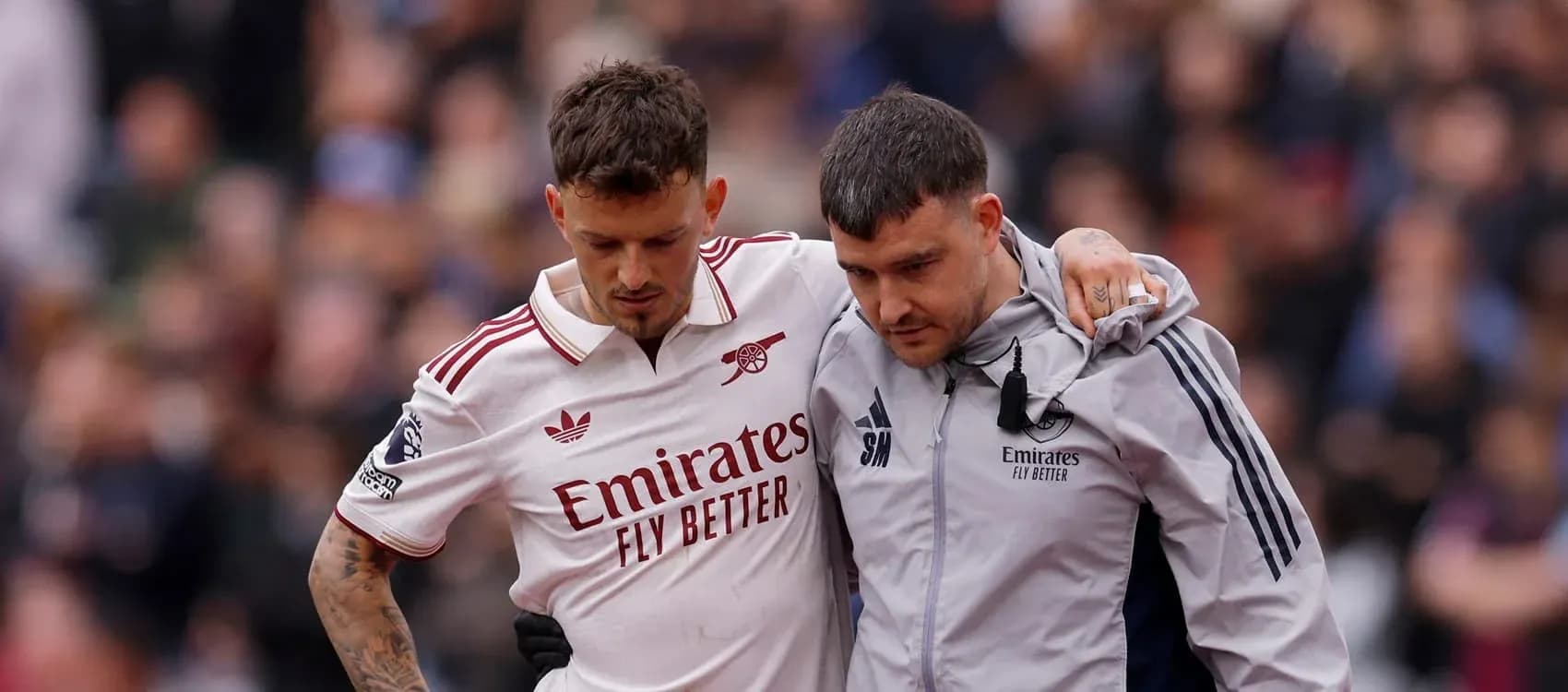 Jugador siendo ayudado por el personal médico en el campo