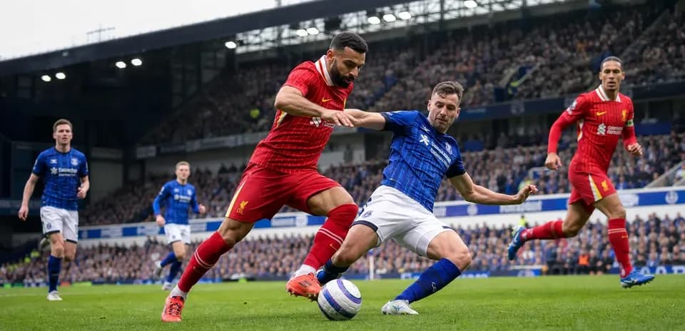 Jugadores de Liverpool y Everton disputando el balón
