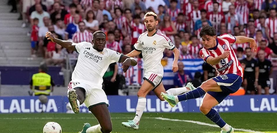 Jugador de Atlético dispara a puerta en el derbi