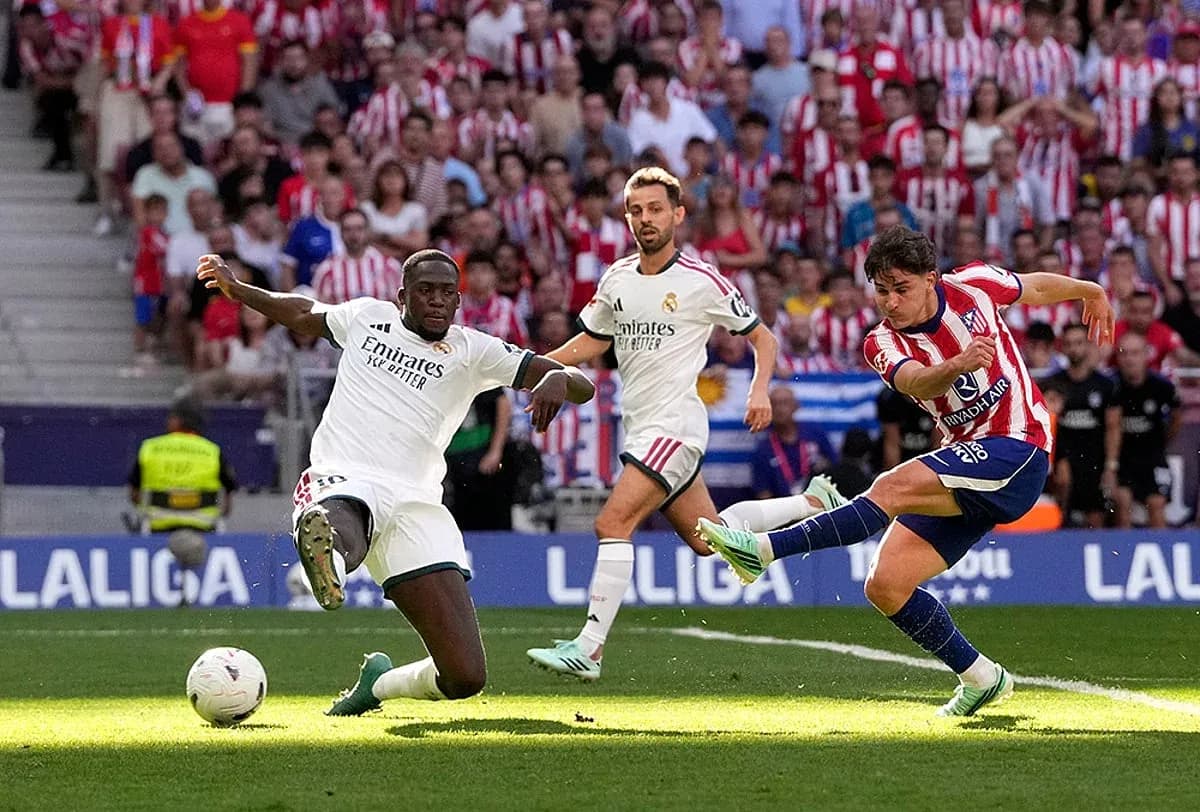 Jugador de Atlético dispara a puerta en el derbi