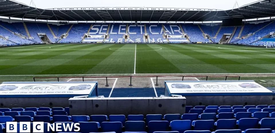 Vista del estadio con gradas vacías y campo de fútbol