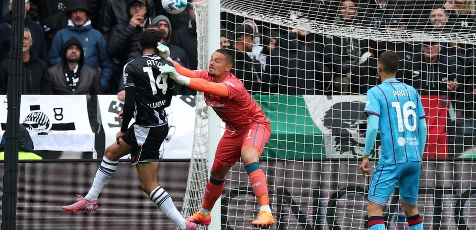 Jugador de Udinese tratando de anotar un gol