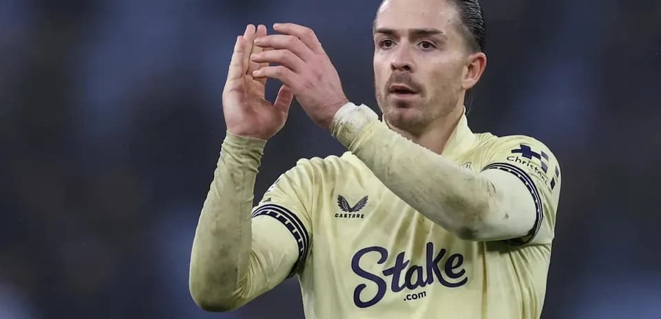 Jugador aplaudiendo a la afición en el campo