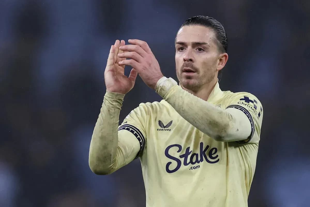 Jugador aplaudiendo a la afición en el campo