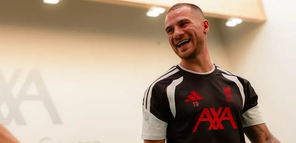 Jugador de Liverpool sonriente en centro de entrenamiento