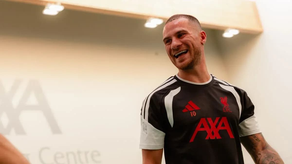 Jugador de Liverpool sonriente en centro de entrenamiento