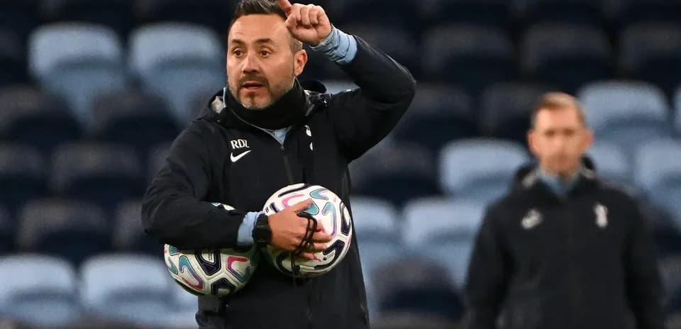 Entrenador dirigiendo una sesión de entrenamiento con balones