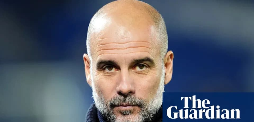 Entrenador de fútbol en conferencia de prensa