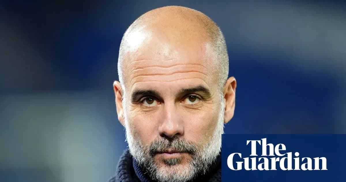 Entrenador de fútbol en conferencia de prensa