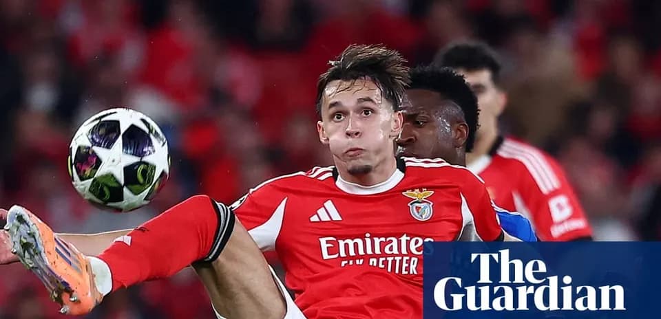 Jugador de Benfica despejando el balón en acción