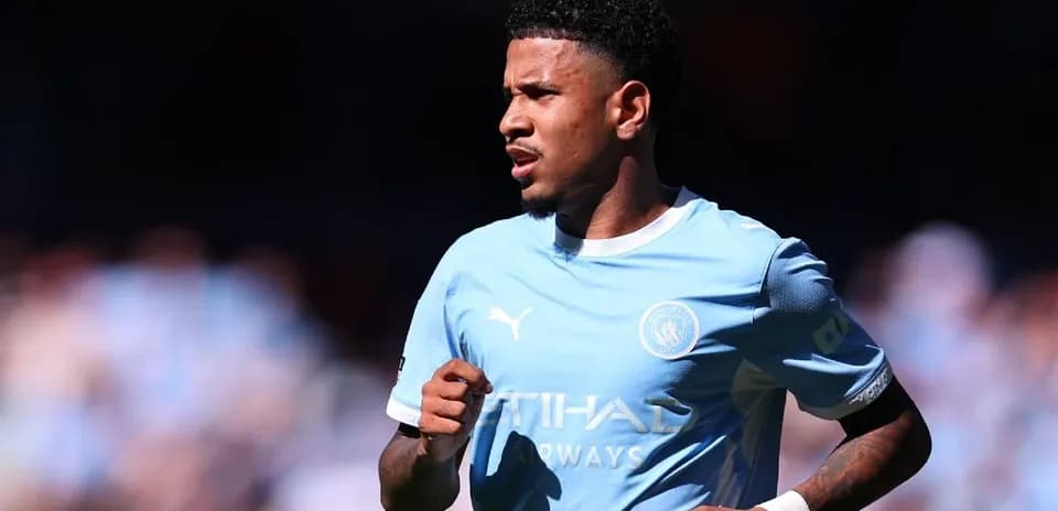 Jugador de Manchester City corriendo durante el partido