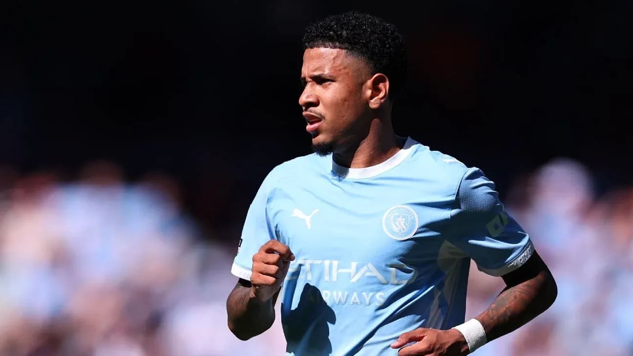 Jugador de Manchester City corriendo durante el partido