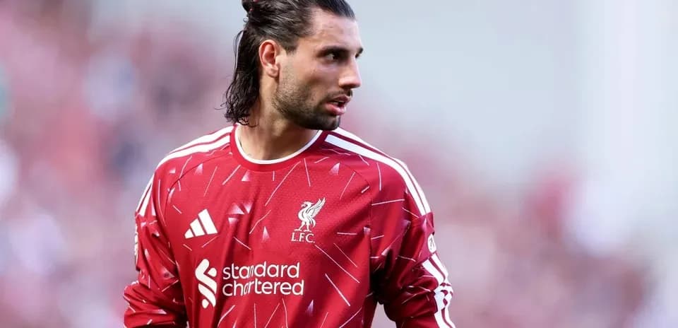 Portero de Liverpool en campo durante el partido
