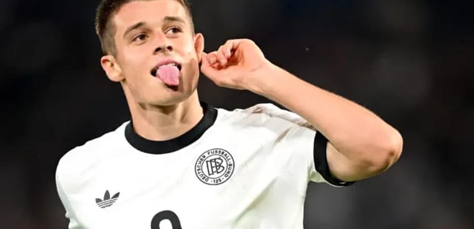 Jugador de Alemania celebrando con gesto de la lengua