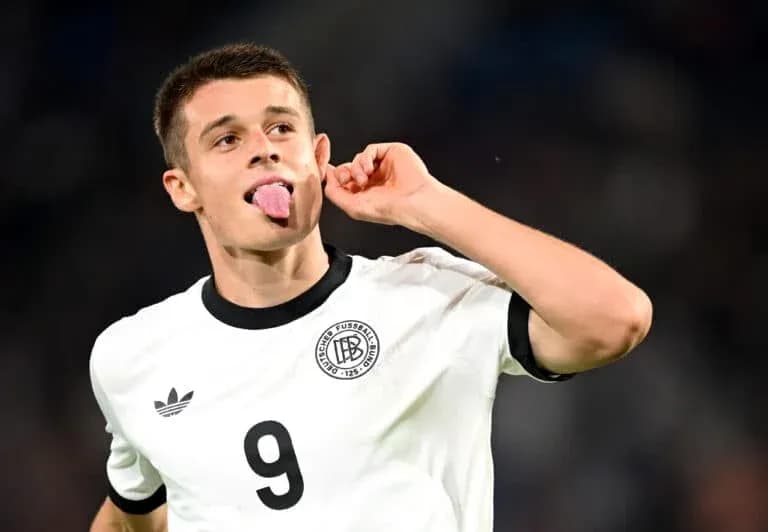 Jugador de Alemania celebrando con gesto de la lengua