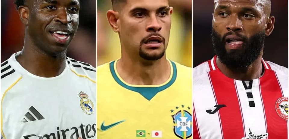 Tres jugadores de fútbol posando para la foto
