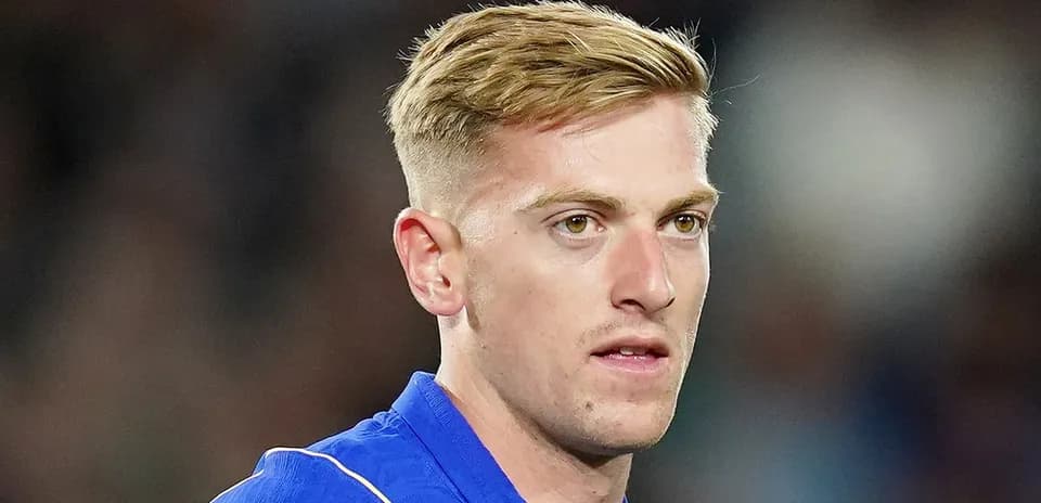Jugador de fútbol en uniforme azul durante partido