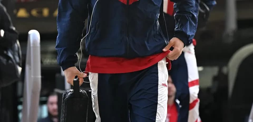 Jugador llegando con traje de entrenamiento y mochila