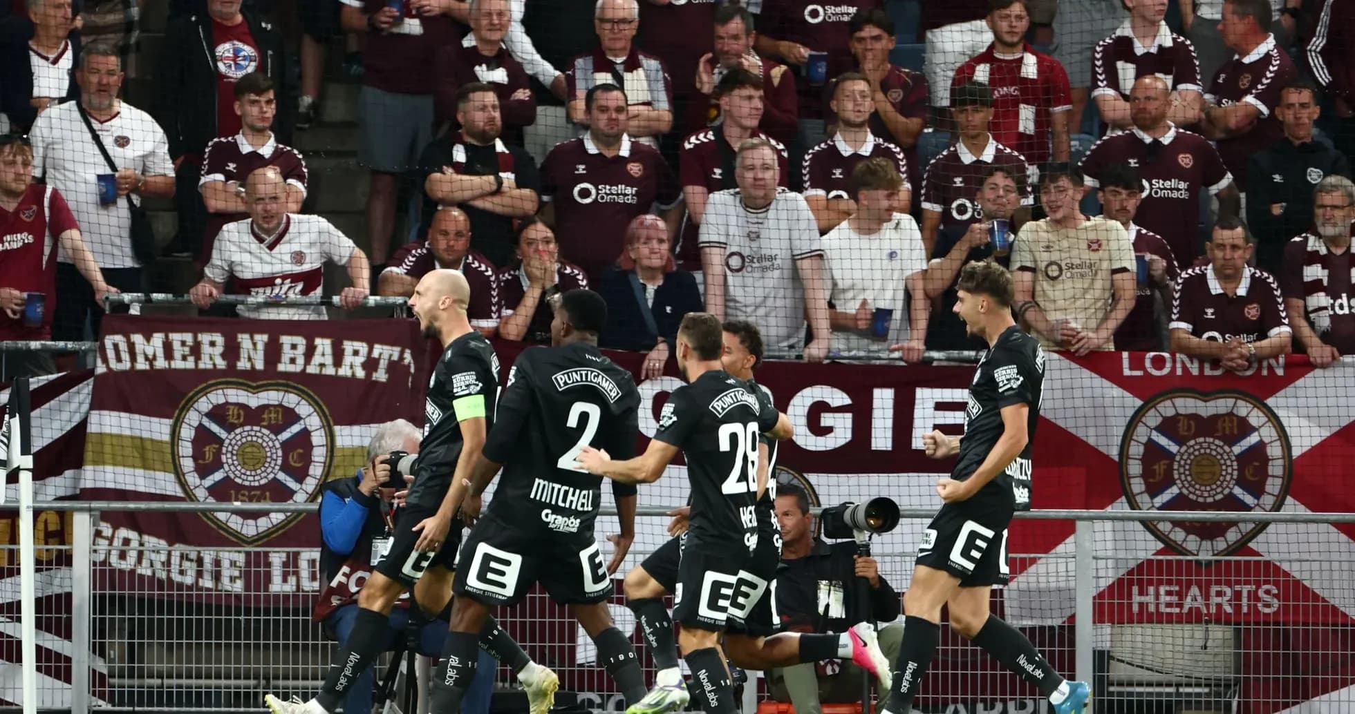 Jugadores de Hearts celebrando un gol