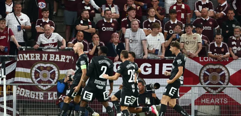 Jugadores de Hearts celebrando un gol