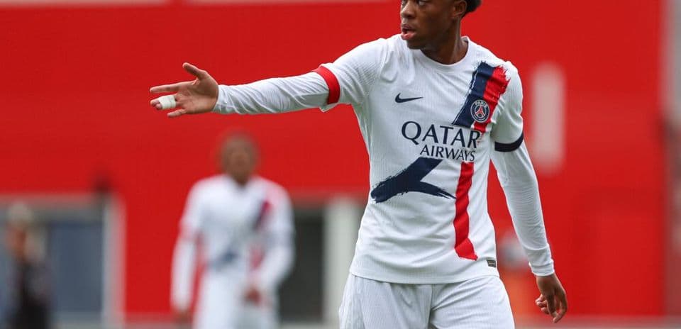 Jugador de PSG señalando durante el partido
