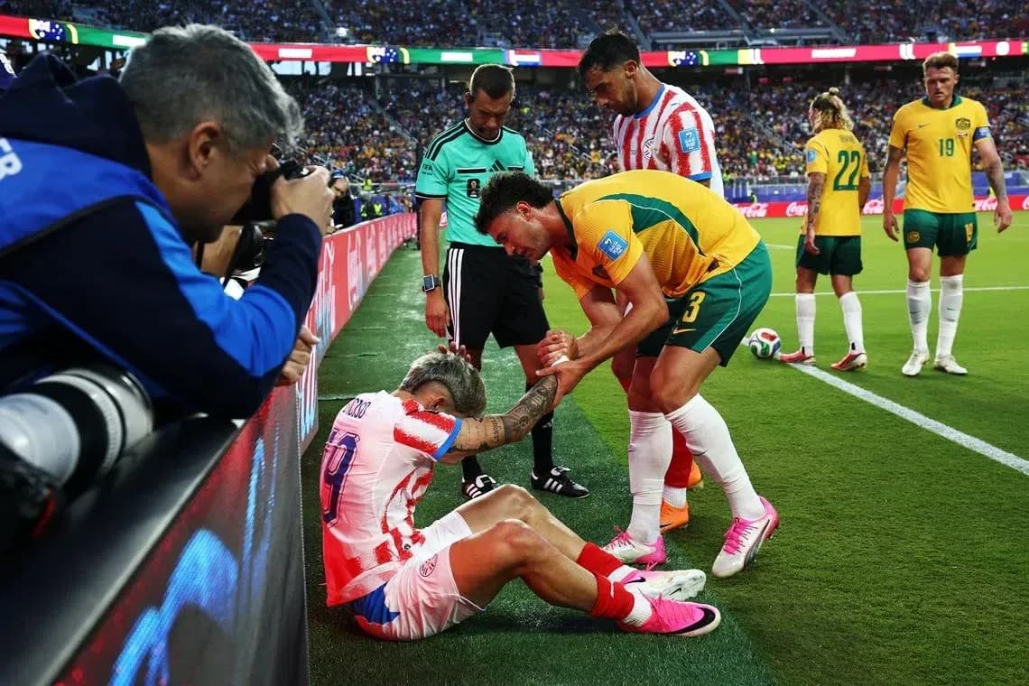 Jugador asistido en el borde del campo durante partido