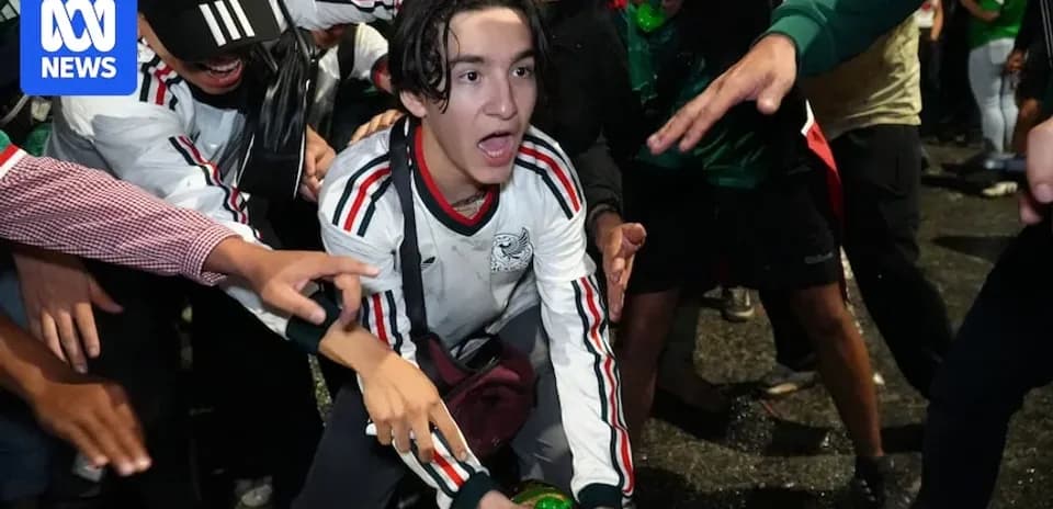 Joven celebrando en grupo durante evento deportivo
