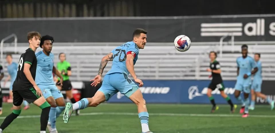 Jugador de Minnesota United II controla el balón