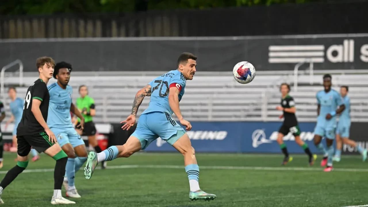 Jugador de Minnesota United II controla el balón