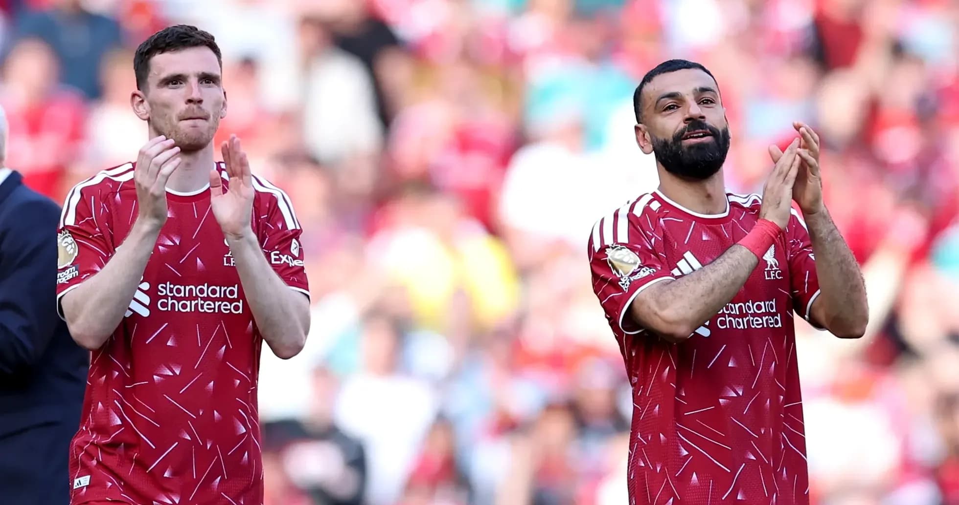 Jugadores del Liverpool aplaudiendo a la afición