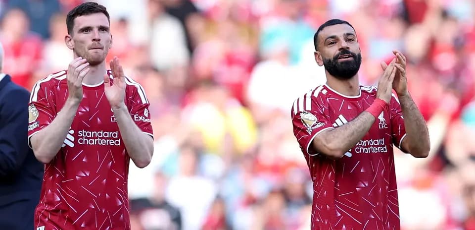 Jugadores del Liverpool aplaudiendo a la afición