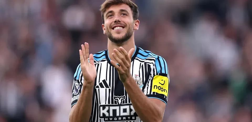 Jugador aplaudiendo con camiseta de Newcastle