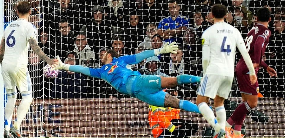 Portero de Leeds deteniendo un tiro a puerta