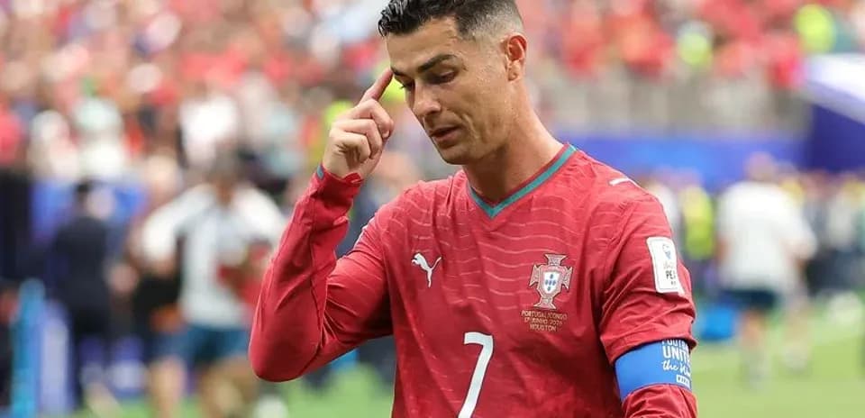 Cristiano Ronaldo tocándose la cabeza durante el partido